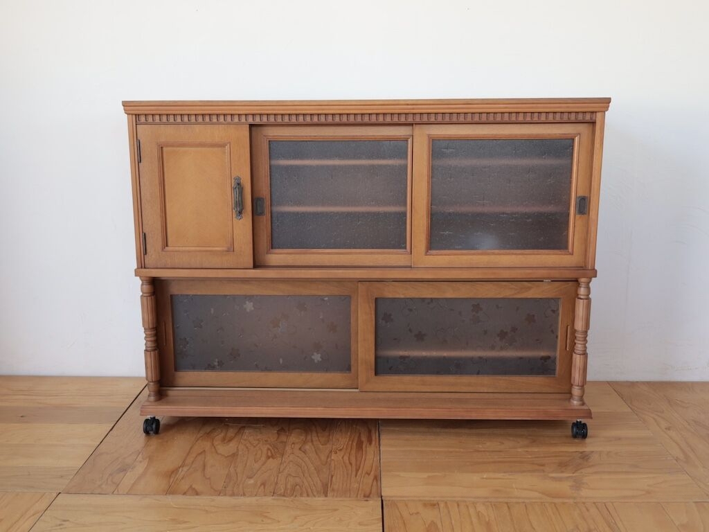 食器棚からリメイクした本棚