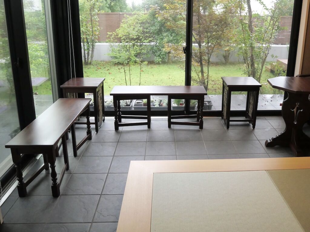 お客様宅の玄関の土間に搬入したベンチとサイドテーブル