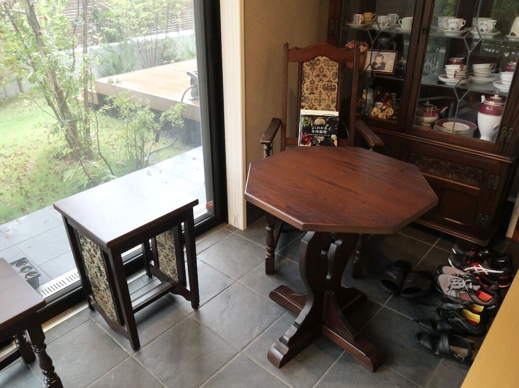 セットの八角形テーブルとサイドテーブルと肘掛け椅子