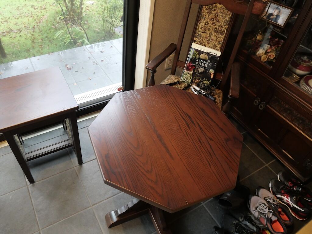 八角形テーブルと肘掛け椅子