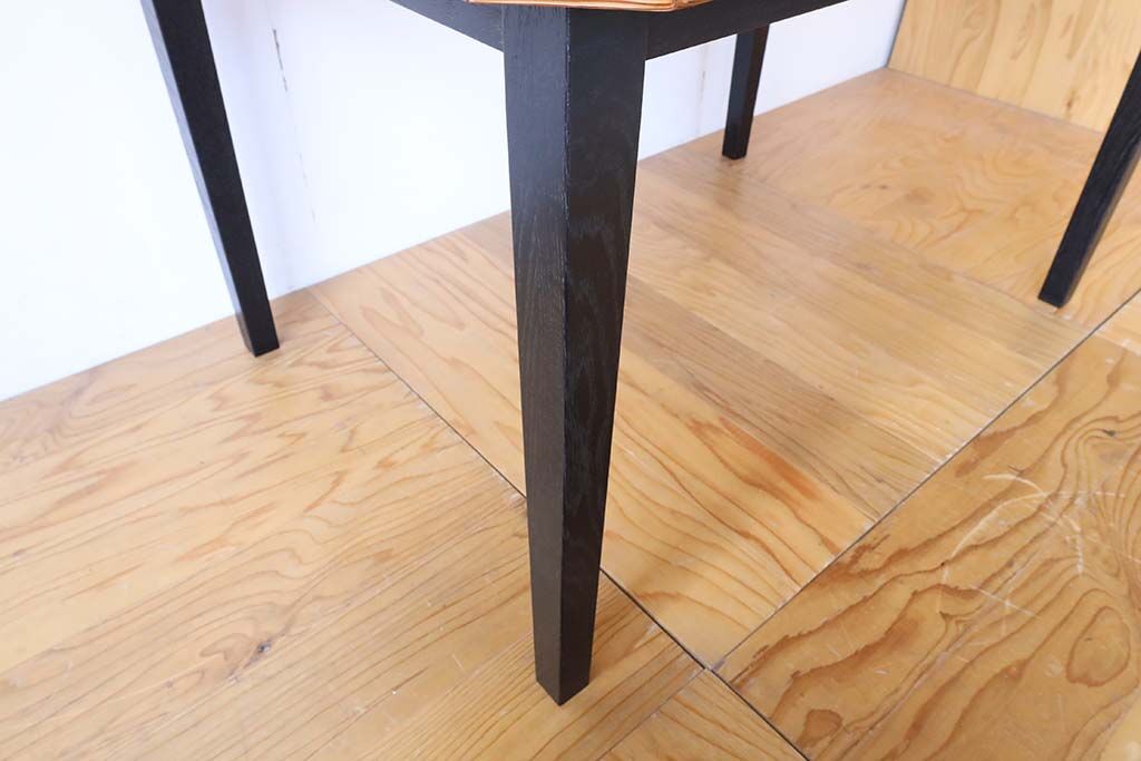 オーク材を黒染めしたテーブルの脚