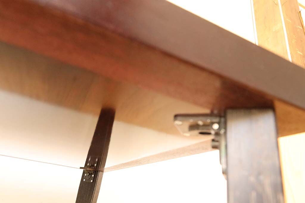 ワンタッチで折り畳み可能なテーブルの脚