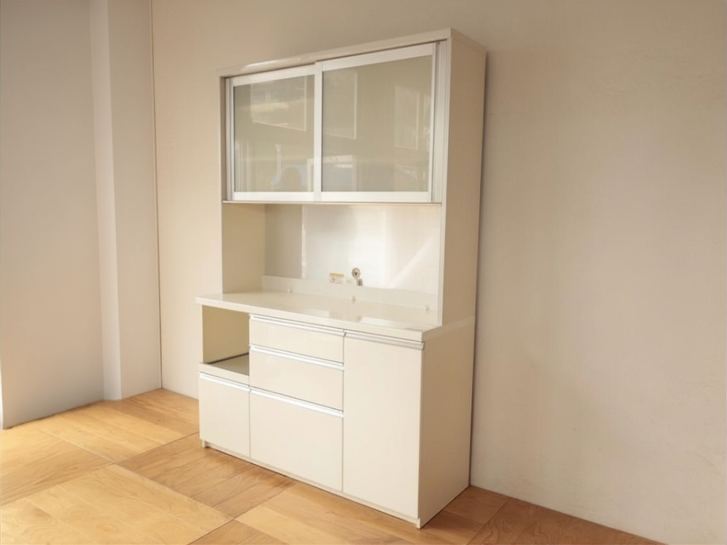 お客様から上部を90度回転させて縦長の本棚にリメイクできないかとご相談いただいた食器棚