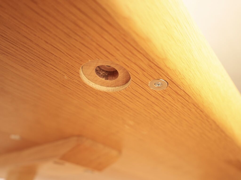 延長天板を天板裏にピタッと畳めるように掘り込んだ金物の穴