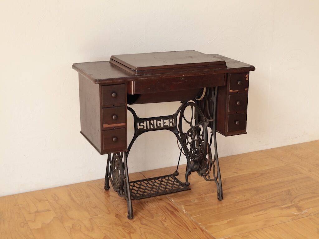 お客様のお母様がご生前大切にされていたという足踏みミシン