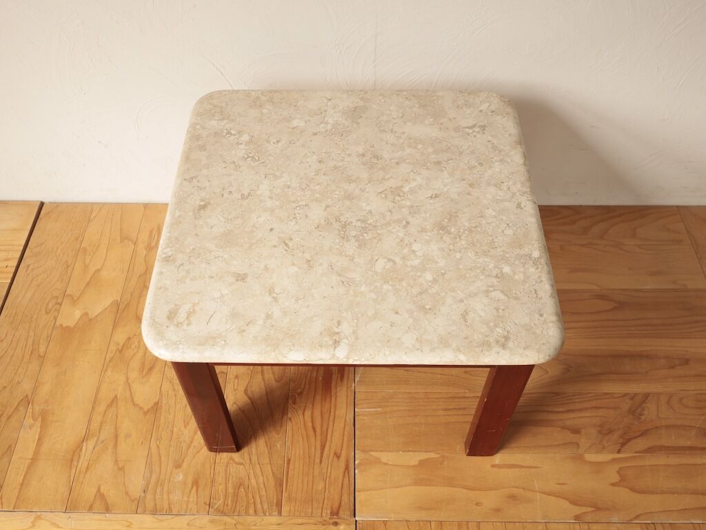 スクエア型の石材テーブル