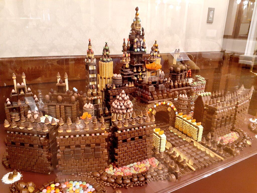 たくさんのお菓子で作られている城