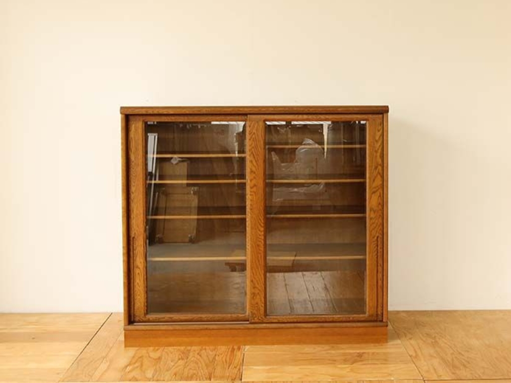 食器棚のガラス戸収納の部分を活かして製作した本棚