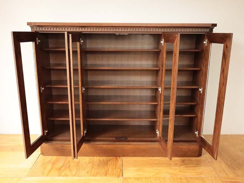 内部の構造はそのままのリビングボード