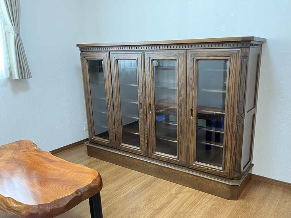 食器棚の上部をリビングボードにリメイク!陶器のディスプレイ用に…のイメージ