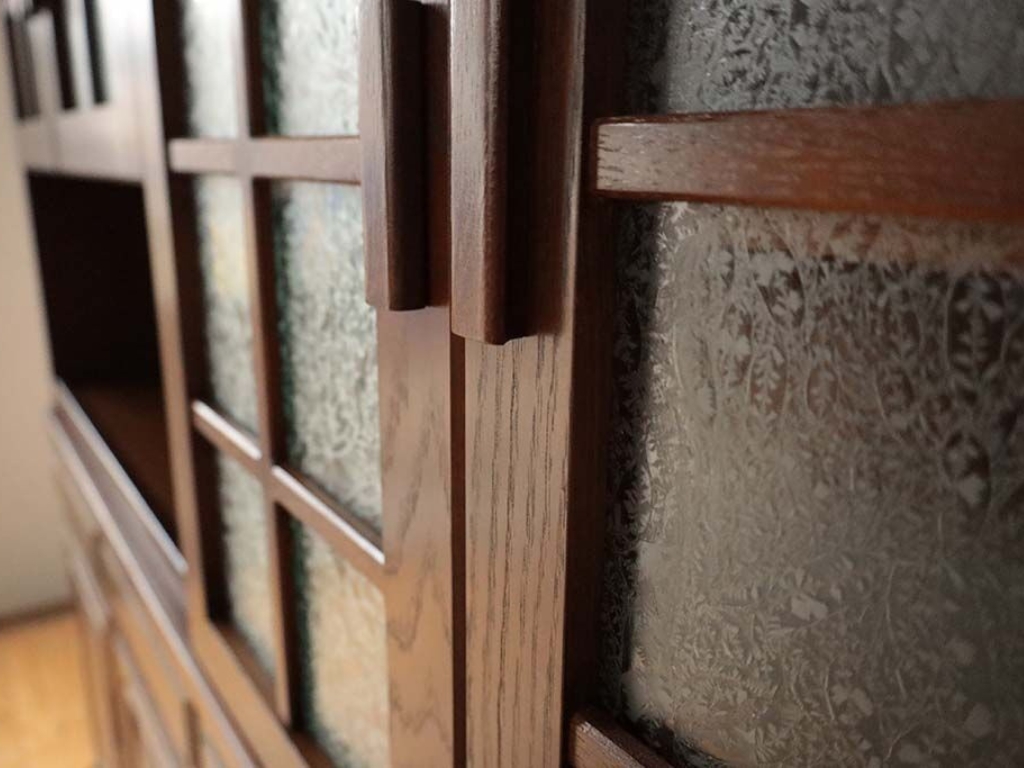 建具のガラスとダークオークを組み合わせたレンジ台