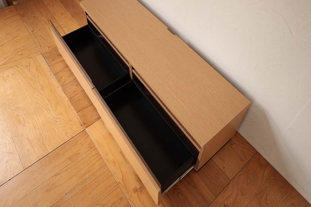 ていねいに貼られているテレビボード