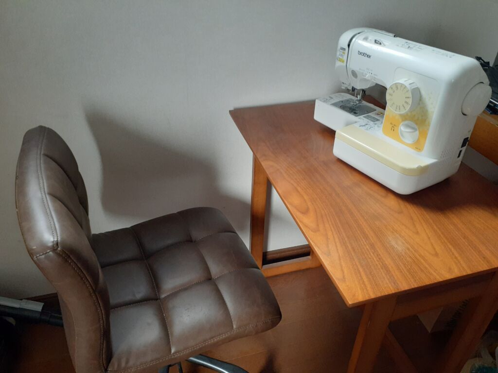 部屋の片隅に置かれているミシン