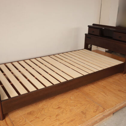 キングサイズからシングルサイズにリサイズしたベッド