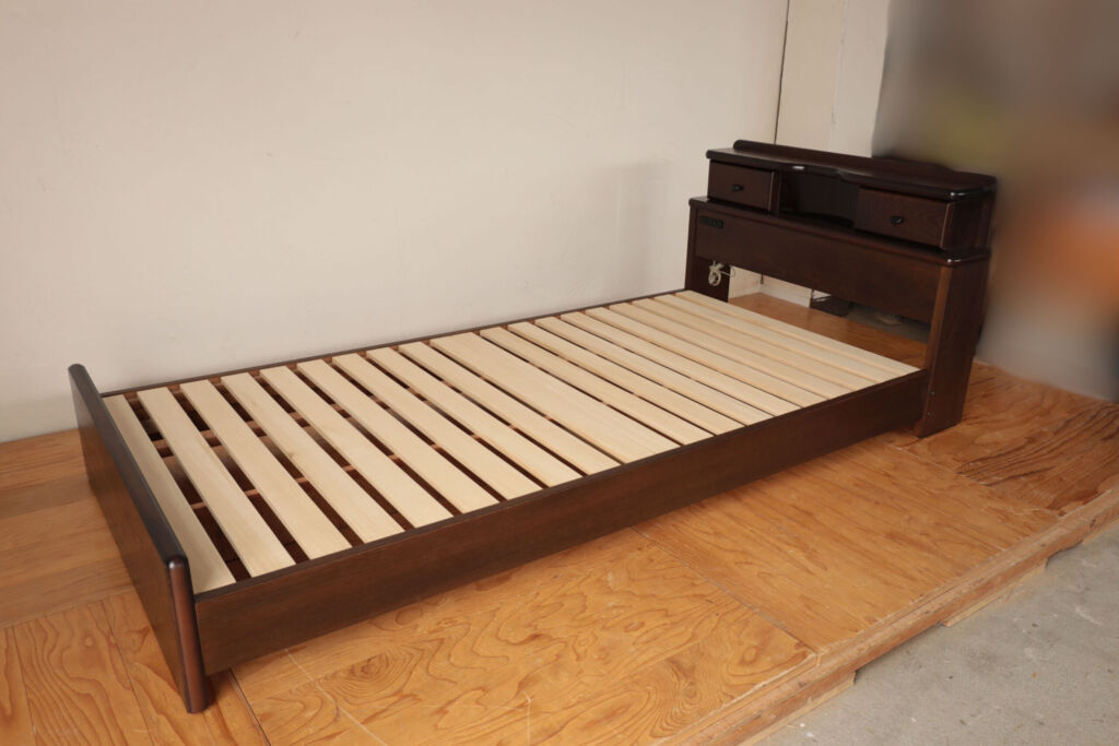 キングサイズからシングルサイズにリサイズしたベッド