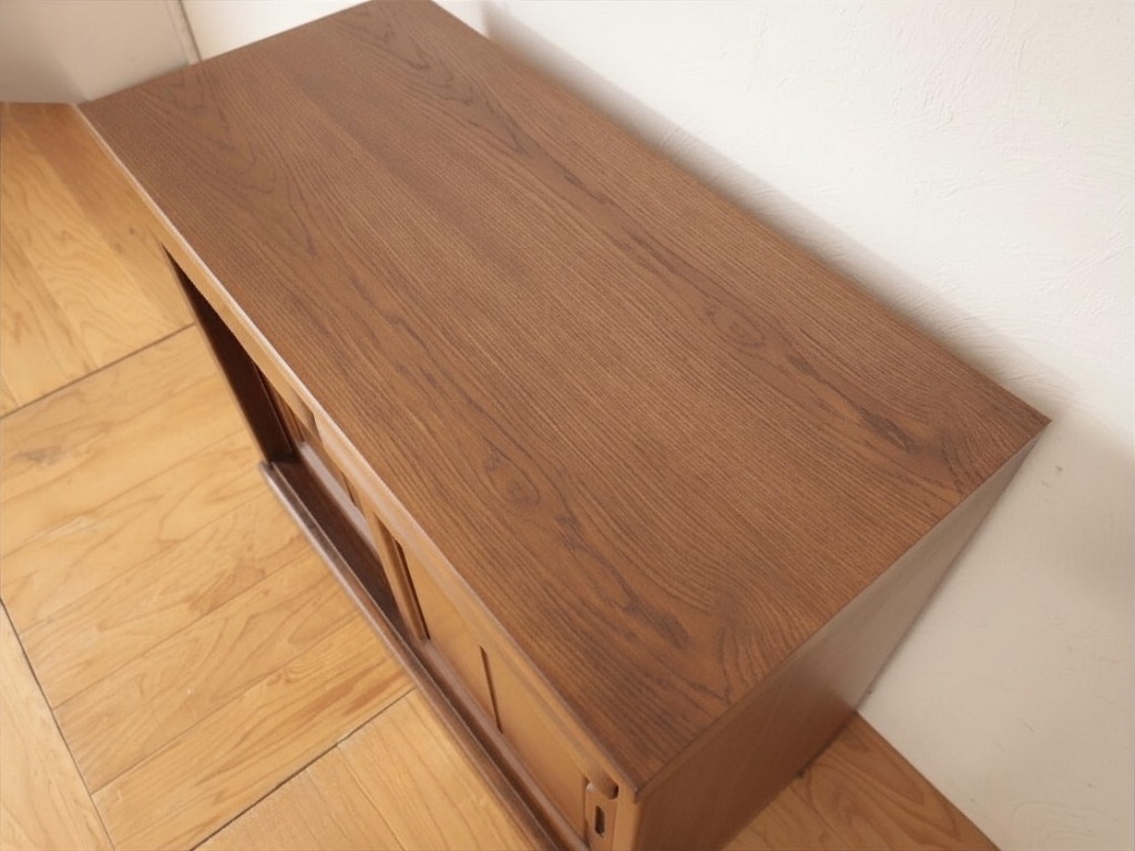 食器棚の雰囲気と合うようオーク材で製作した天板