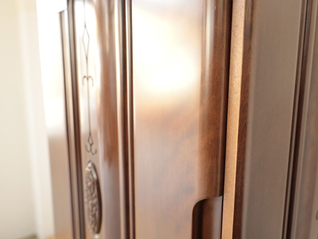 神棚用キャビネットの正面の扉に和タンスの扉を使用
