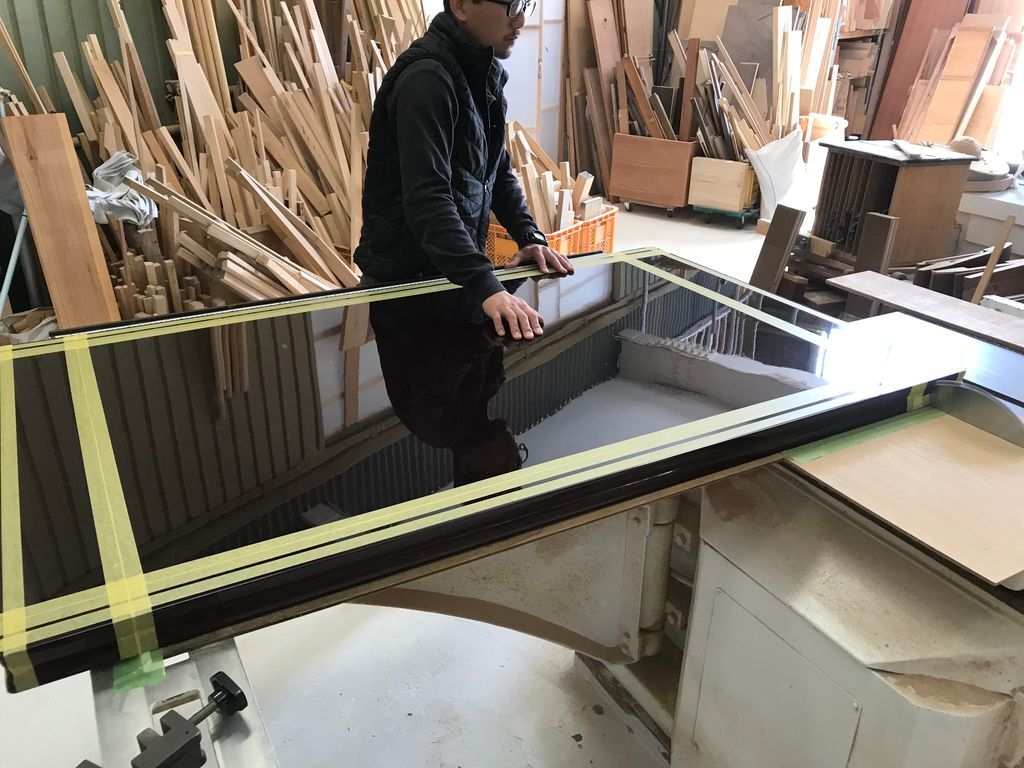 工房での天板カット作業
