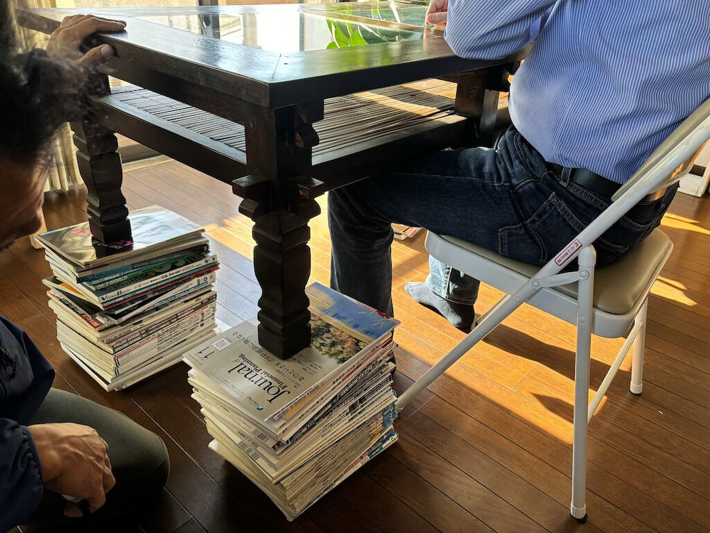 雑誌を積み上げリメイク後のテーブルの高さを確認