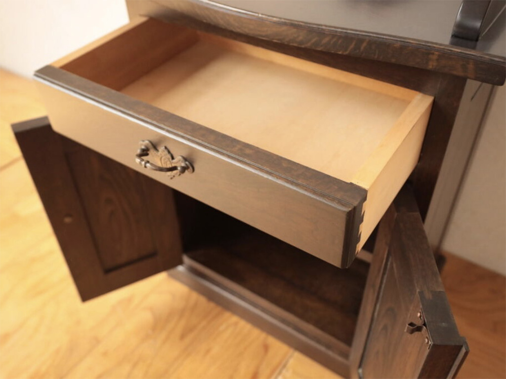 電話台の引き出しや扉を調整