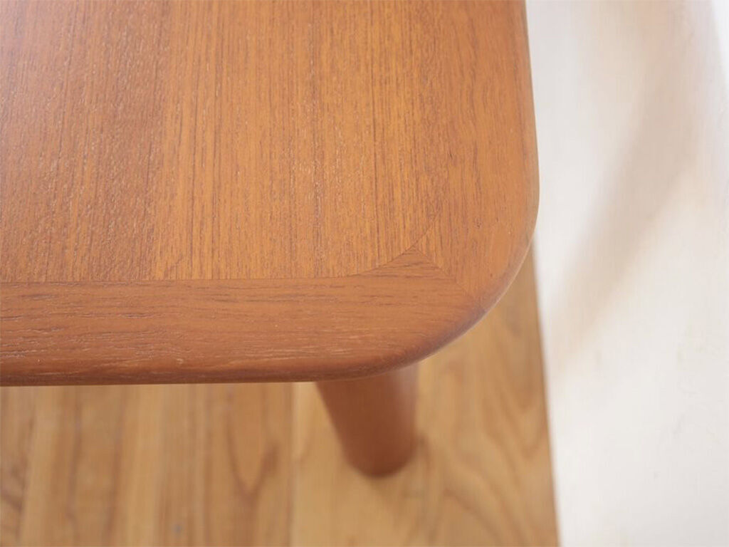 縁の無垢材部分