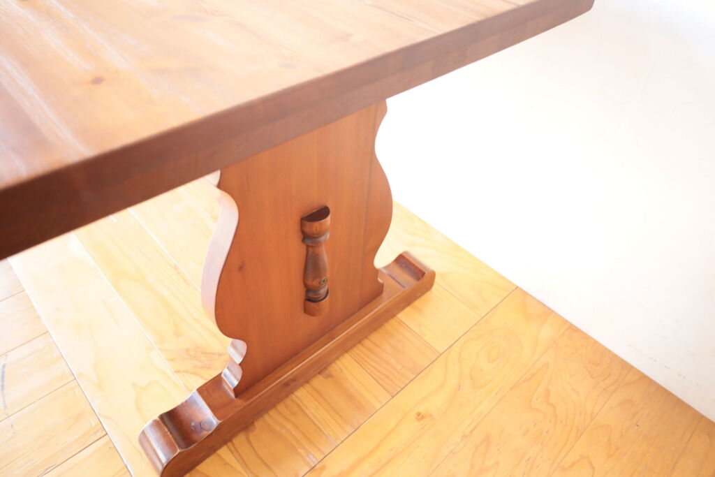 印象的なデザインのダイニングテーブルの脚