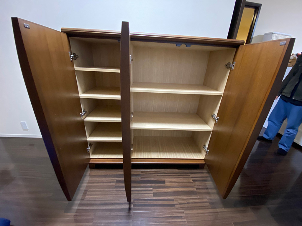 お客様宅でキャビネットをお披露目