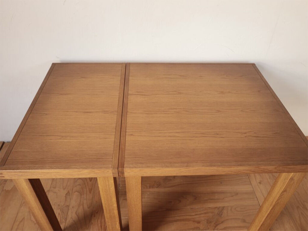 コンパクトなテーブルとダイニングテーブル