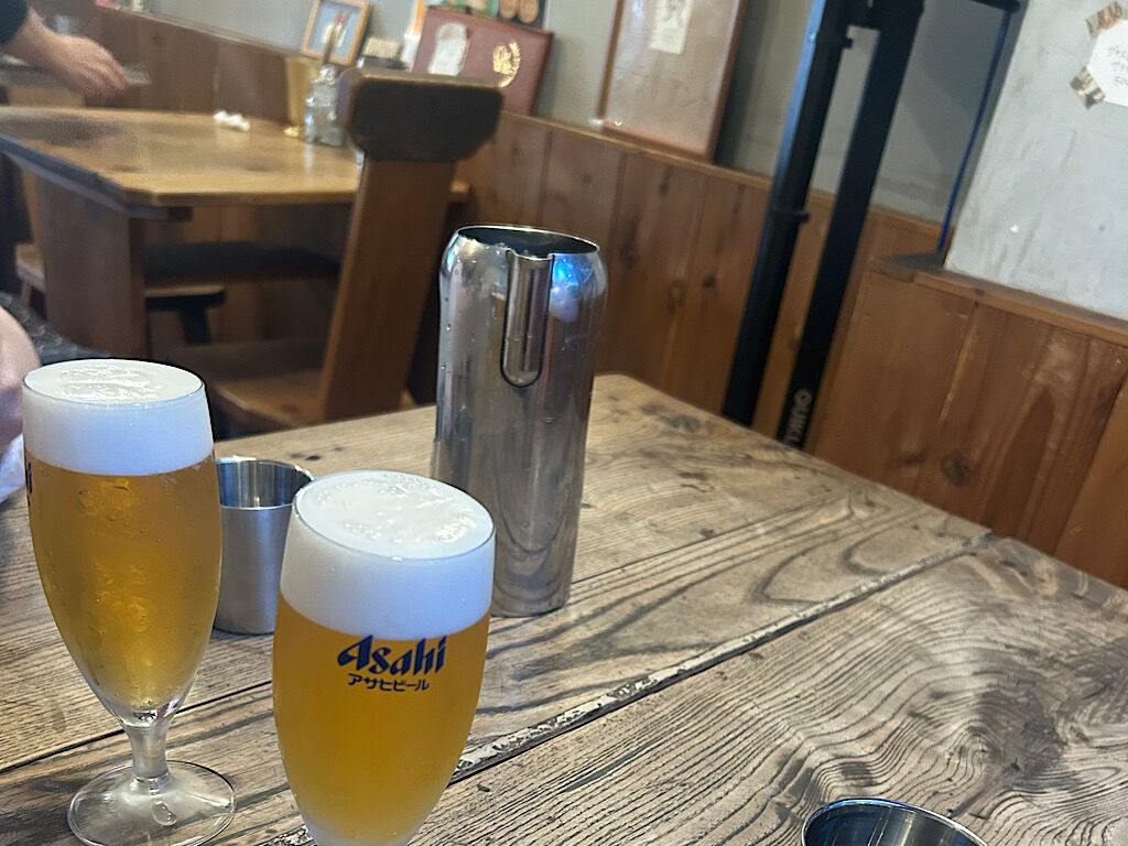 ビール　二つ並べている