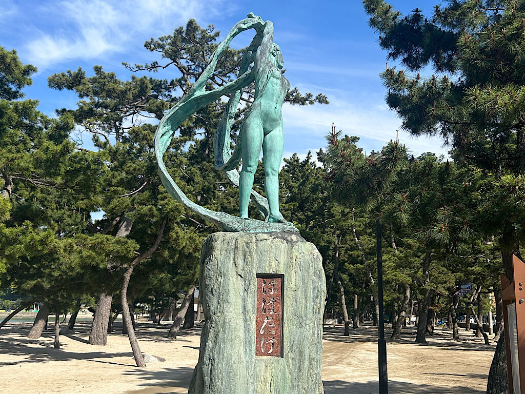 大浜海岸通り前銅像