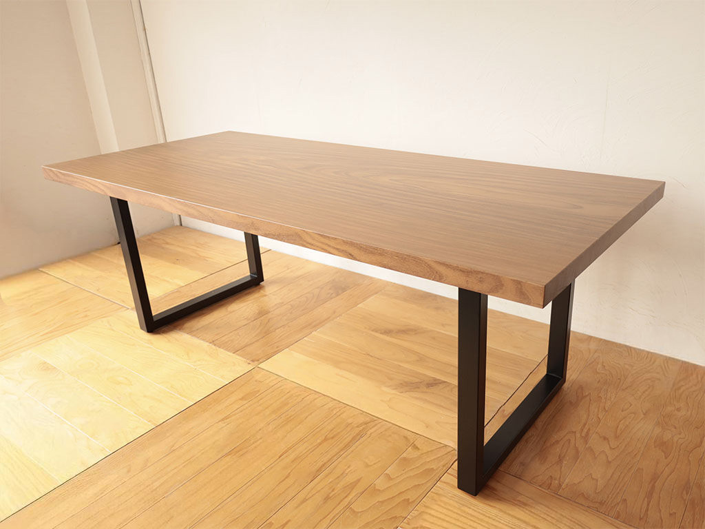 スタイリッシュで和モダンな雰囲気のダイニングテーブル