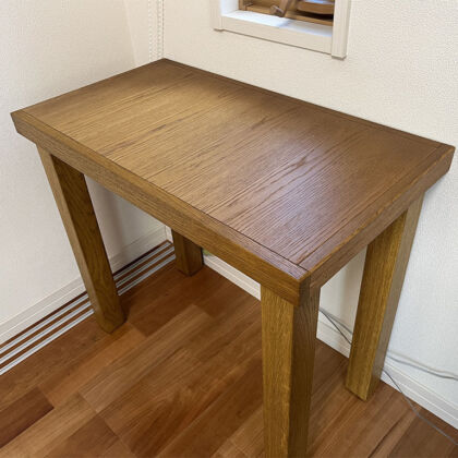 インテリアに馴染むシンプルなデザインのテーブル