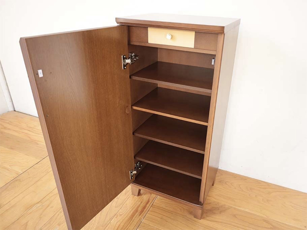 玄関収納家具の内部