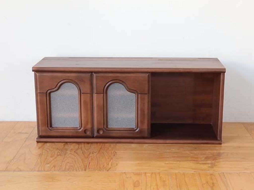 オープンな収納のある吊戸棚