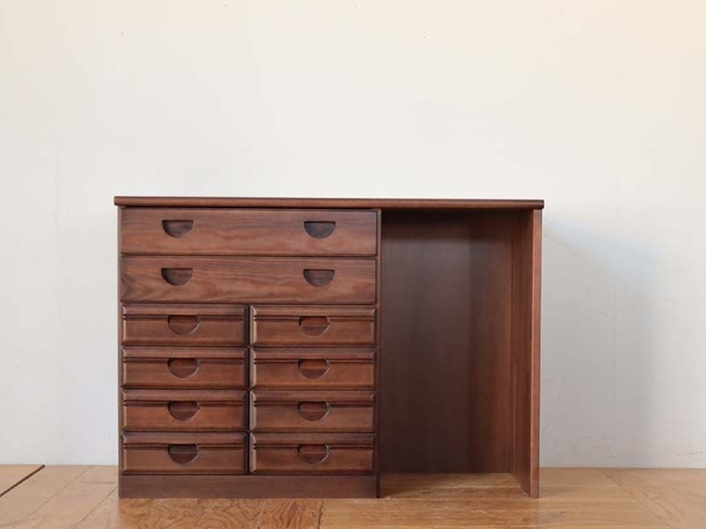 キッチン作業台にリメイクされた食器棚