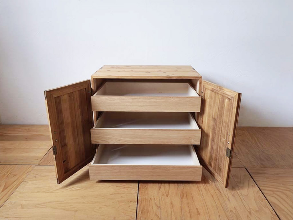 桐の収納家具の内部