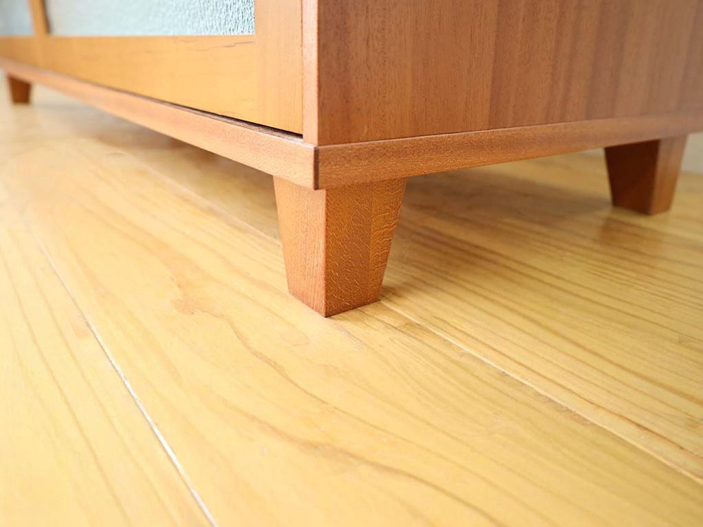 テーパーカットの脚