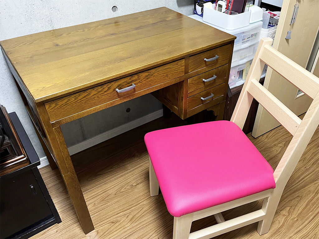 リメイクした机とオーダーメイドの椅子