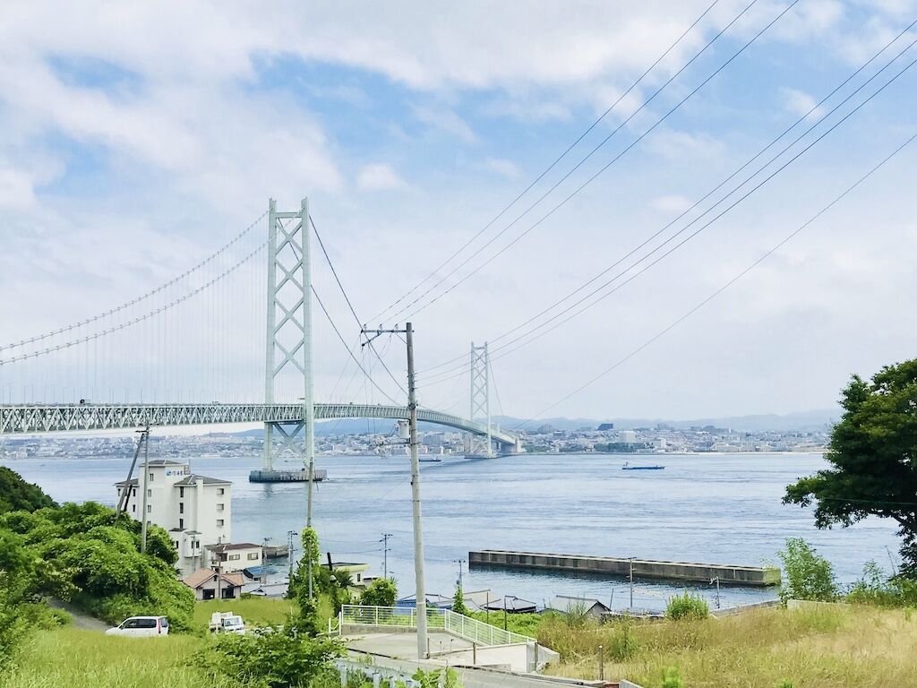 明石海峡大橋と白と青