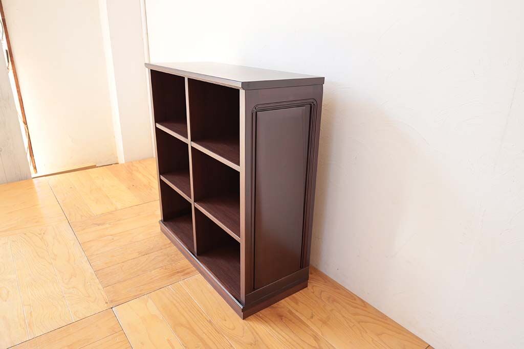 収納棚の側板にタンスの扉を使用