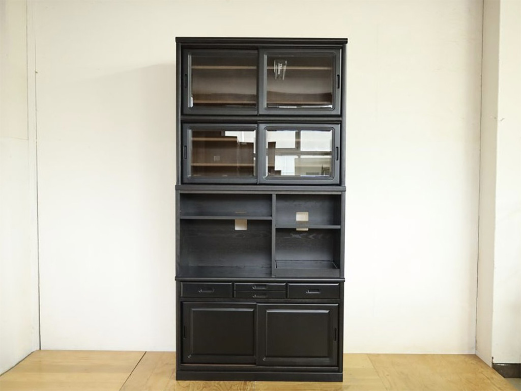 色味変更でスタイリッシュになった食器棚