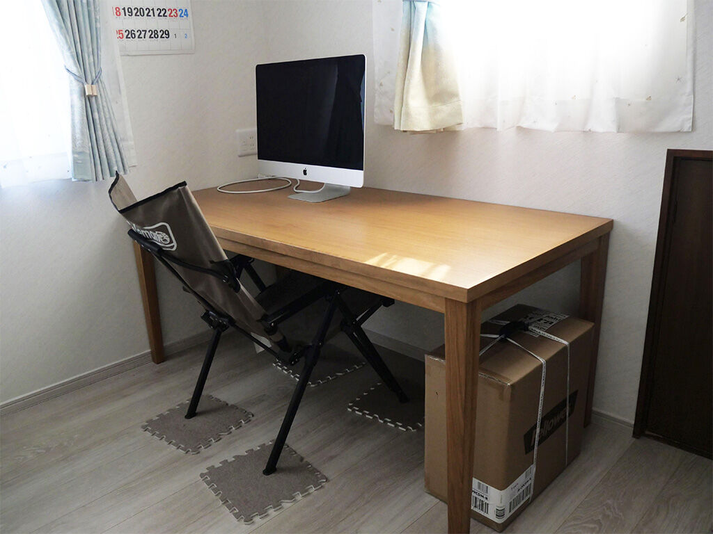 コタツから製作したデスクを搬入
