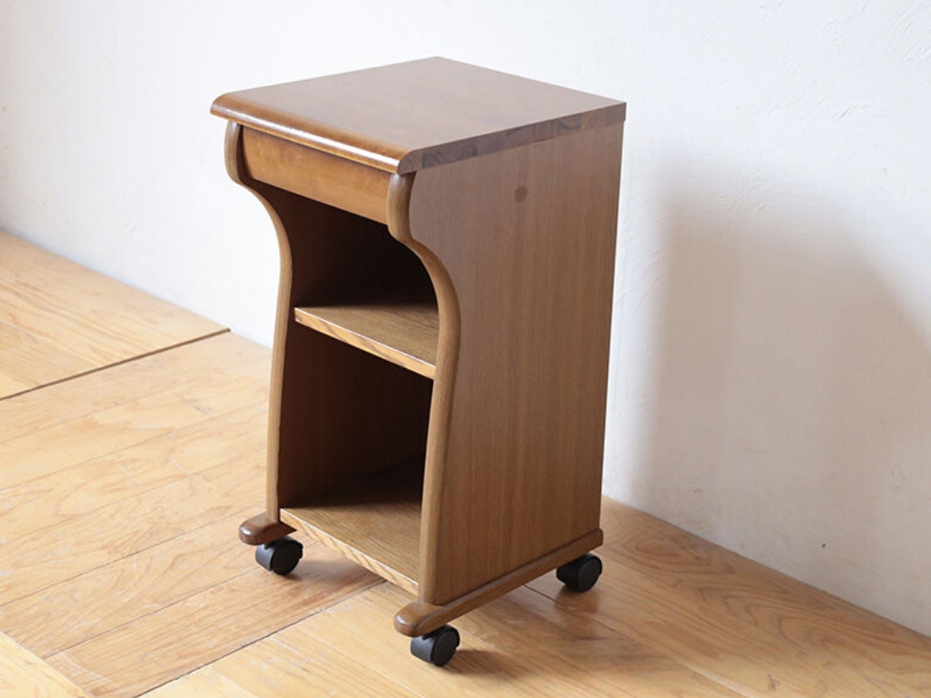 おしゃれでシンプルなデザインのナイトテーブル