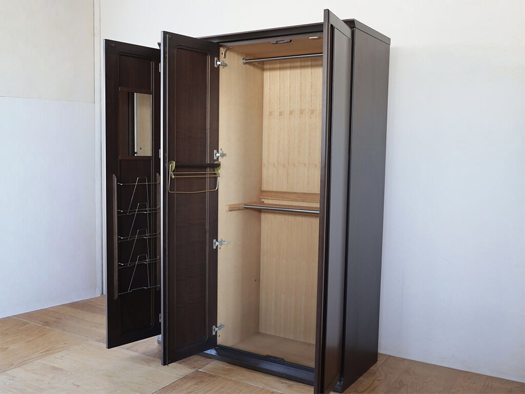3枚扉の洋服タンス