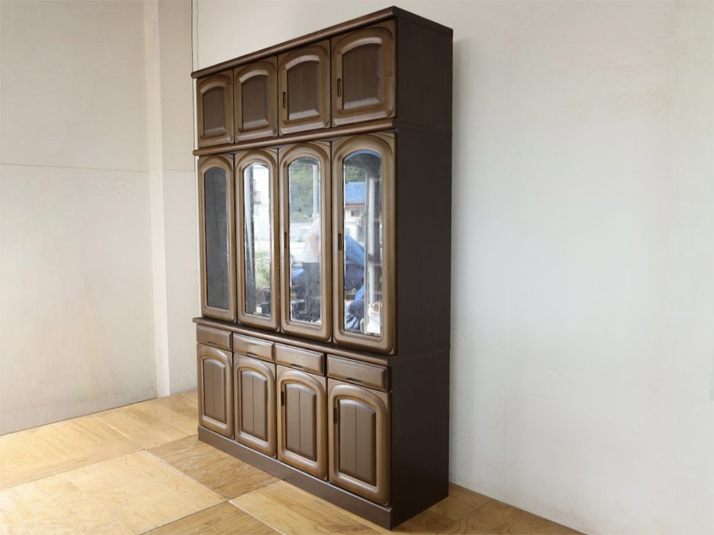 4枚扉の大型食器棚