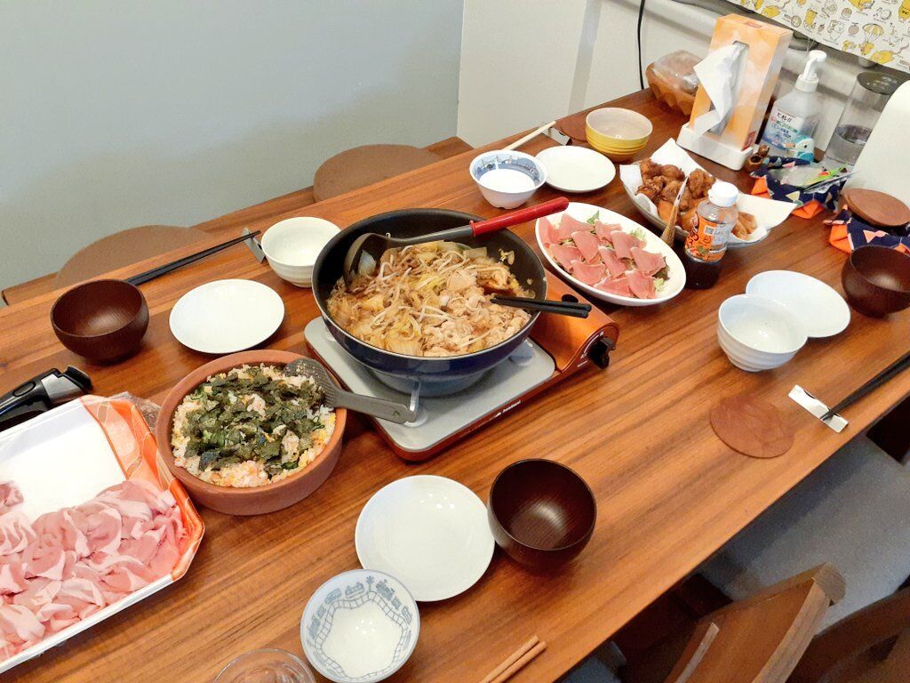 部屋の中心になるお気に入りのダイニングテーブルで心地よい暮らし♪