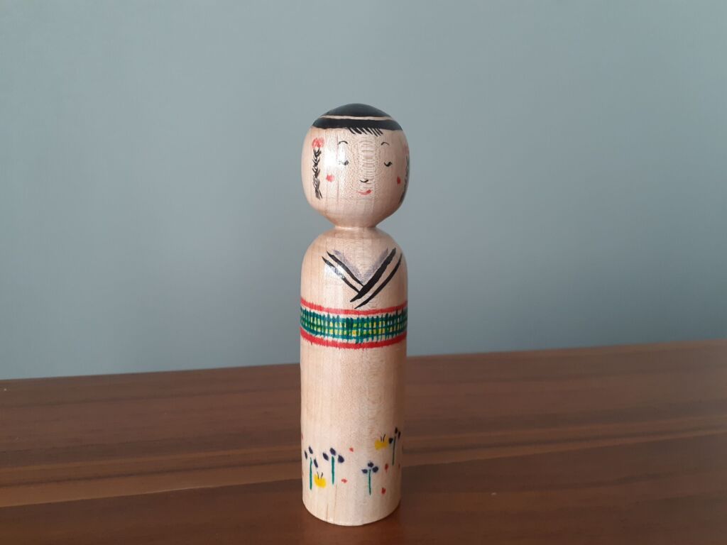 マニキュアを塗ったこけし