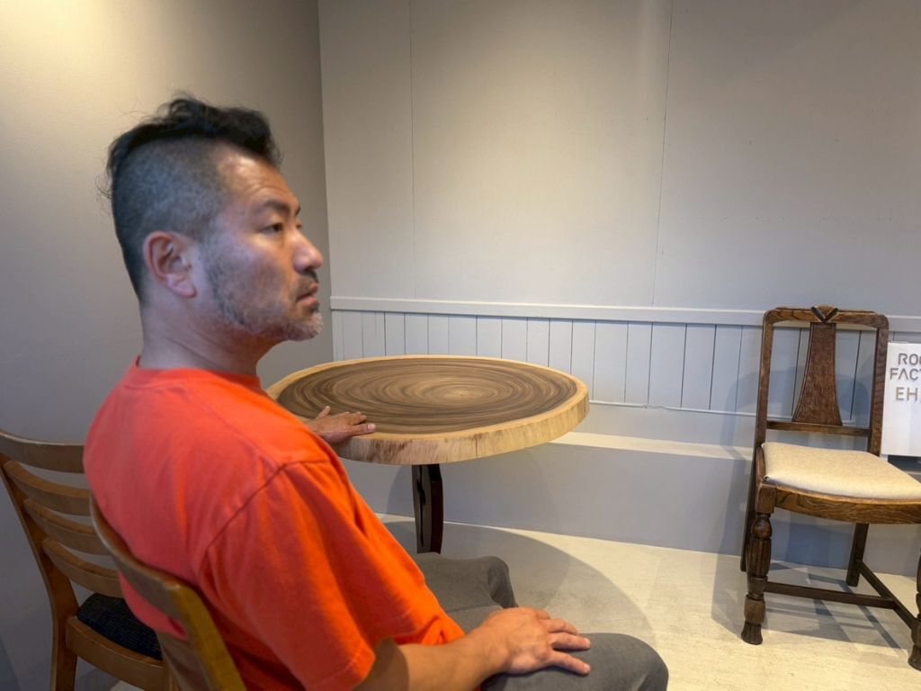 愛媛アカリスタンドでくつろぐ家具作りたいおっさん