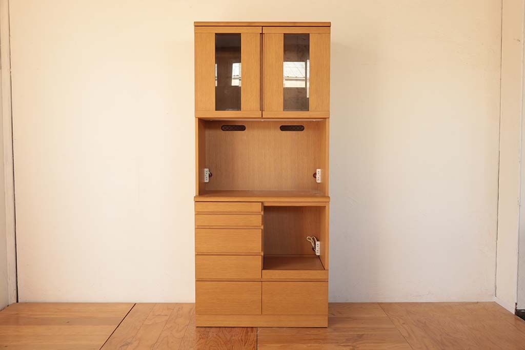 キッチンに収まりきらない食器棚