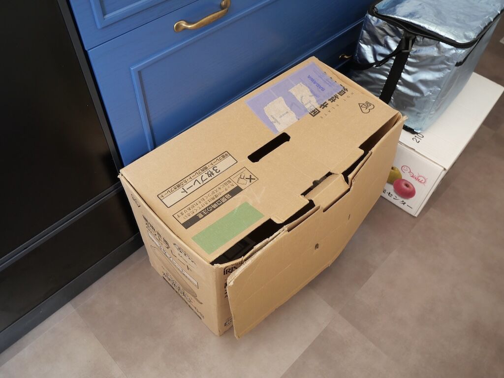 ダンボールに収納されているホットプレート